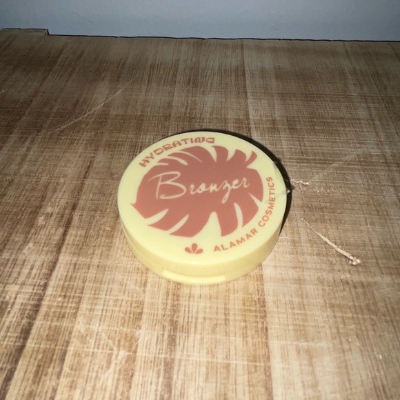 Alamar Yellow Bronzer Compact with Brown Contour - Picture 2 of 3